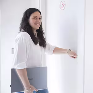 Immagine di una Agenzia web che si occupa di realizzazione siti web a Asti web designer a lavoro